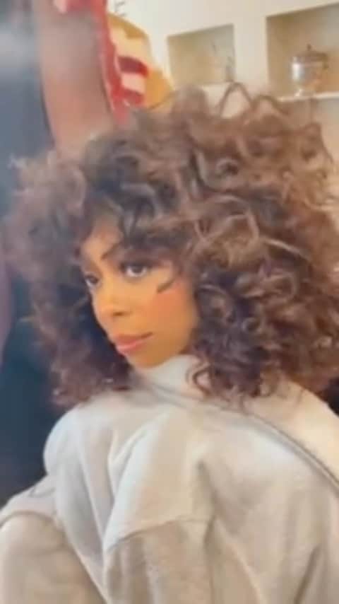 のインスタグラム：「Happy SZA Tuesday!  @runtheworldstarz   @yanceyedwards hair  @astrobatboy m/u  @corbinmreid BG vocals 🤣」
