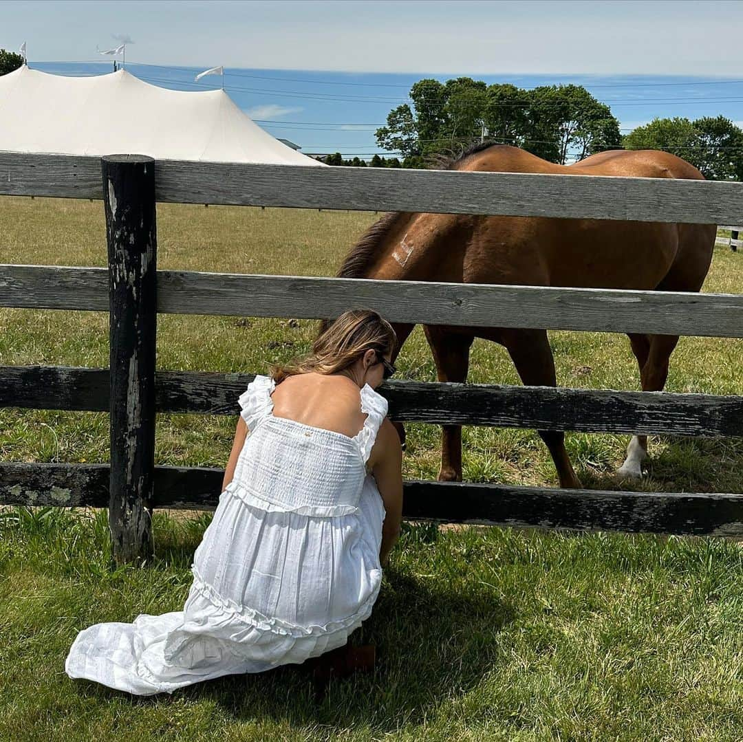 Monica Aksamitさんのインスタグラム写真 - (Monica AksamitInstagram)「you’ll always find me by the dogs or  the horses   #staymarquis #shopbop #fordmodels #southhampton #hamptons #whitedress #womensfashion #pinterestaesthetic」6月28日 3時31分 - monicaaksamit