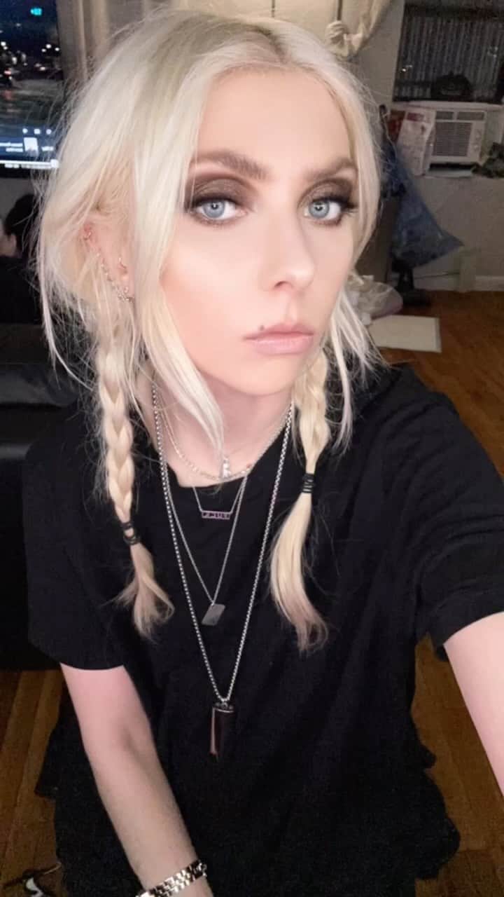 テイラー・モンセンのインスタグラム：「Happy Tuesday!  When Matt Cameron calls and and asks you to sing on a song, you say YES.  When he sent me the demo I sat down in the studio and what I heard was immediately unique.  Interesting chords with a great groove (of course) and the vocal displayed such a sweet song with a dark undertone.  Then out of the blue came Kim Thayil’s blistering solo and I was hooked.  So happy to put this out into the world!  Check out the whole new 3rd Secret record “The 2nd 3rd Secret” out everywhere now ❤️ #kristnovoselic #mattfuckingcameron #kimthayil #jillianraye (p.s. great mix by my boy Jonathan Wyman @thissoundsgood !)」