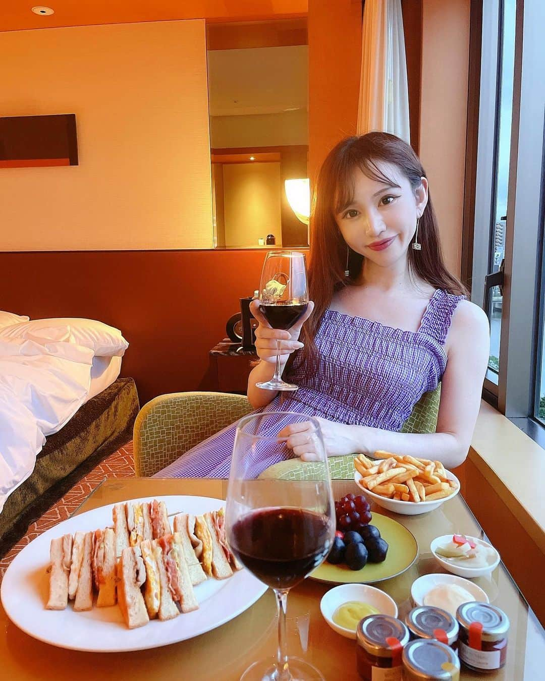 橘芹那のインスタグラム：「ホカンス🏨🤍  ルームサービス頼みすぎたけど ペロリと食べちゃった🐷✨   1週間福岡に居ます🙃  #福岡旅行 #博多ホテル #グランドハイアット福岡  #ルームサービス #ホカンス #のんびり  #旅行コーデ #夏コーデ #ワンピース」