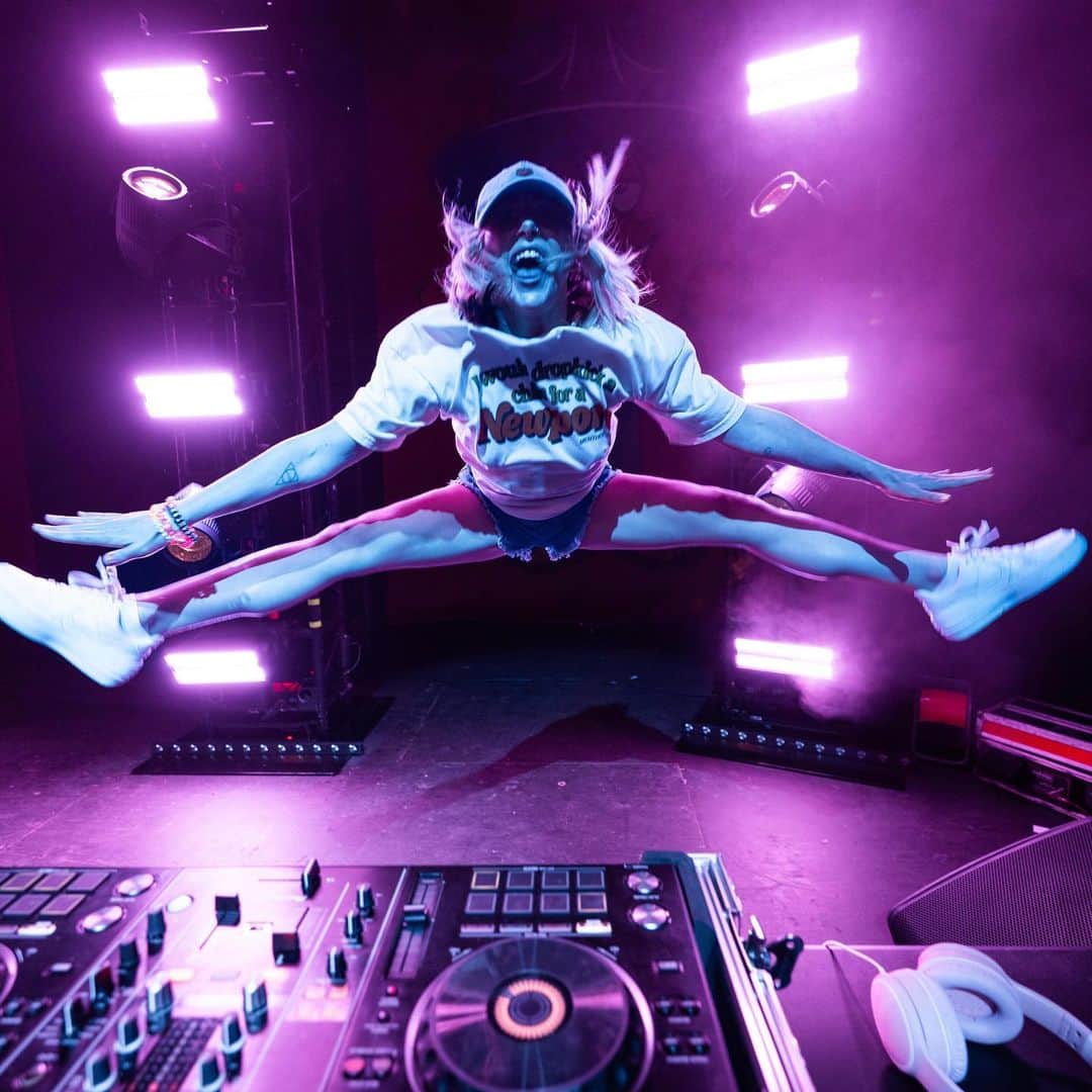 Carter Cruiseのインスタグラム：「FULLY LOADED BABY. & apparently more athletic than previously thought??? 😹   currently home for a few days to move to the new house but i’ll see you back on the road soon @fullyloadedfestival   📸: @troyconrads」