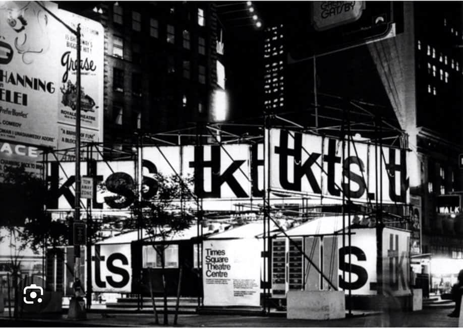 サラ・ジェシカ・パーカーさんのインスタグラム写真 - (サラ・ジェシカ・パーカーInstagram)「A happy belated 50th birthday to the @tkts booth in Times Square, NYC!  Designed by Bob Mayers and John Schiffer , it opened on June 23rd, 1973  With great support from the @tdfnyc that original@trailer and it’s all lower case bright red iconic letters became a beacon for theatre goers from all over the world.  It changed my life and allowed me access to the only place I wanted to be, inside a theatre. And there have been and will continue to be millions and millions more just like me, forever grateful.  Happy Birthday @tkts and thank you to the @tdfnyc for all the innovative ways you have made the theatre home for so many!! X, SJ」6月28日 4時10分 - sarahjessicaparker
