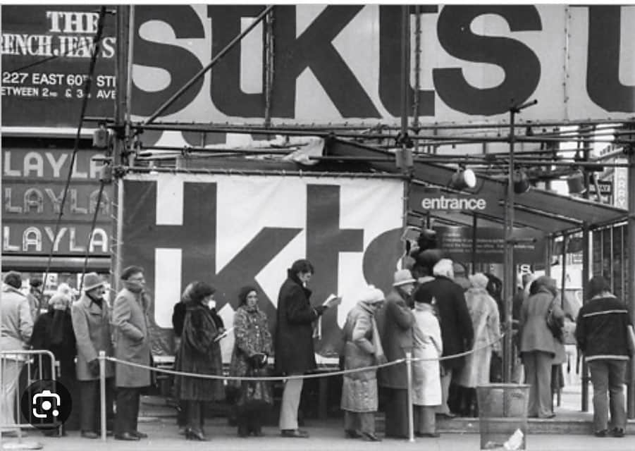 サラ・ジェシカ・パーカーのインスタグラム：「A happy belated 50th birthday to the @tkts booth in Times Square, NYC!  Designed by Bob Mayers and John Schiffer , it opened on June 23rd, 1973  With great support from the @tdfnyc that original@trailer and it’s all lower case bright red iconic letters became a beacon for theatre goers from all over the world.  It changed my life and allowed me access to the only place I wanted to be, inside a theatre. And there have been and will continue to be millions and millions more just like me, forever grateful.  Happy Birthday @tkts and thank you to the @tdfnyc for all the innovative ways you have made the theatre home for so many!! X, SJ」