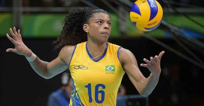 フェルナンダ・ロドリゲスのインスタグラム：「Dia nacional do voleibol 🏐  Esporte que me ensinou muito, me trouxe pessoas maravilhosas, me permitiu viver grandes aprendizados, muitas experiências incríveis e me deu tantas alegrias…. Obrigada voleibol 🧡」