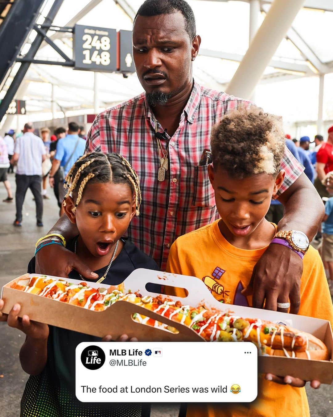 MLBさんのインスタグラム写真 - (MLBInstagram)「How do you feel about 2-foot hot dogs and doughnut burgers? @simplyaj10 gave his thoughts 🤣 👀  #LondonSeries #MLB #Baseball」6月28日 4時19分 - mlb
