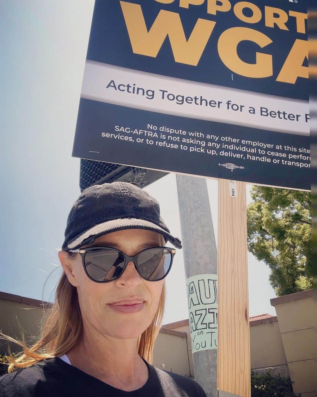 ジェリー・ライアンのインスタグラム：「Week…8? 9…? However long it takes, @sagaftra stands (and walks!) in solidarity with the writers! #1U #unionstrong #wgastrong ✊🏼」