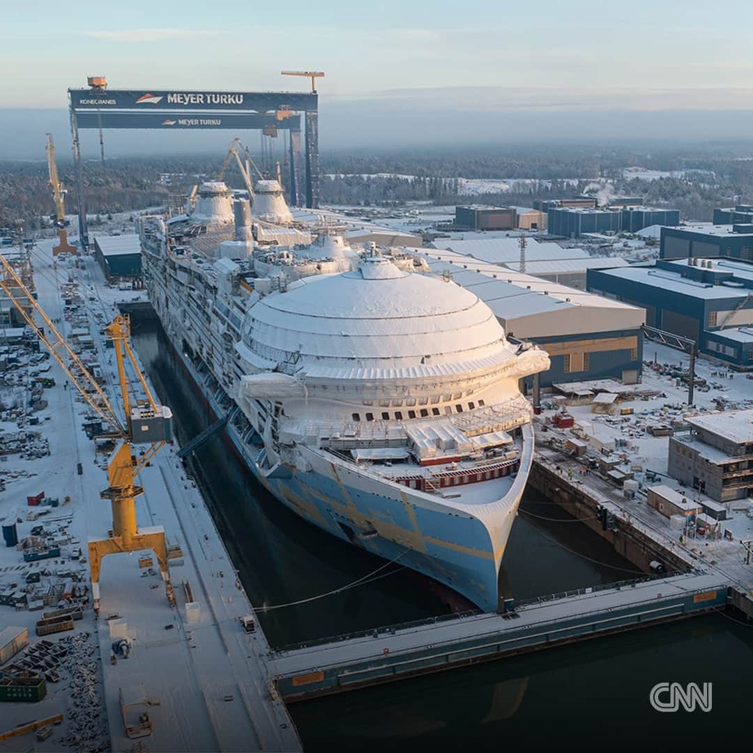 CNNさんのインスタグラム写真 - (CNNInstagram)「A vessel that’s set to be the world’s biggest cruise ship has completed construction at a shipyard in Finland and has made its first foray into open water for sea trials ahead of likely delivery in October this year.  When it sets sail on Caribbean waters in January 2024, it will comfortably hold some 5,610 passengers and 2,350 crew. The boat’s piece de resistance will be the world’s largest waterpark at sea. Named Category 6, it’ll feature six record-breaking water slides, but guests who want a more leisurely experience can also relax in the boat’s seven pools and nine whirlpools.  Read more about the ship and its record-breaking advance sales at the link in bio.  📷: Royal Caribbean International」6月28日 4時24分 - cnn