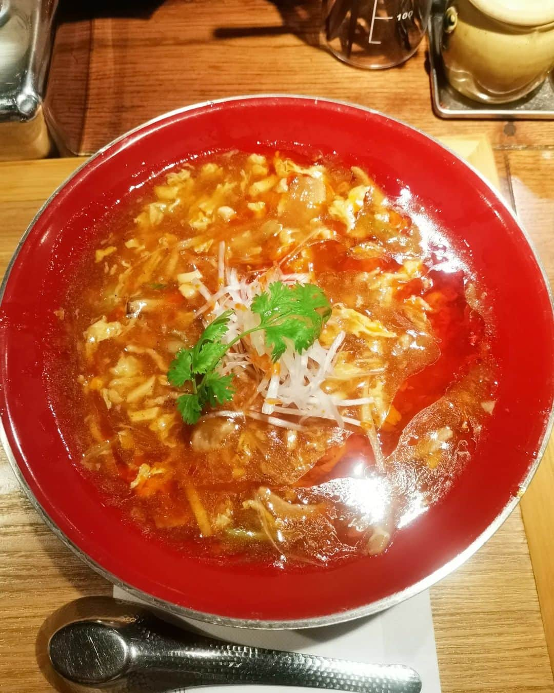 杉山由紀子さんのインスタグラム写真 - (杉山由紀子Instagram)「📍新潟三宝亭 酸辣湯麺と全とろ麻婆麺(中目黒)  いつも行列のお店!! 閉店近い22じに行ったらなんとスムーズに入れた♡♡♡  その時間でも中は満席✨  今回は酸辣湯麺(通常と3辛)をオーダー!!  お酢の酸味をちゃんと味わいたかったら通常がおすすめ🎶 辛さ増すと痺れも入ってくる感じでした🎶  美味しかったー🥰 次は全とろ麻婆麺たべいこー♫  #新潟三宝亭  #三宝亭 #酸辣湯麺 #麻婆麺 #痺れ好き #酸辣湯麺と全とろ麻婆麺 #中目黒 #中目黒グルメ #中目黒人気 #中目黒ランチ #中目黒ごはん #中目黒ラーメン #麺好き」6月28日 4時24分 - yukikosugiyama