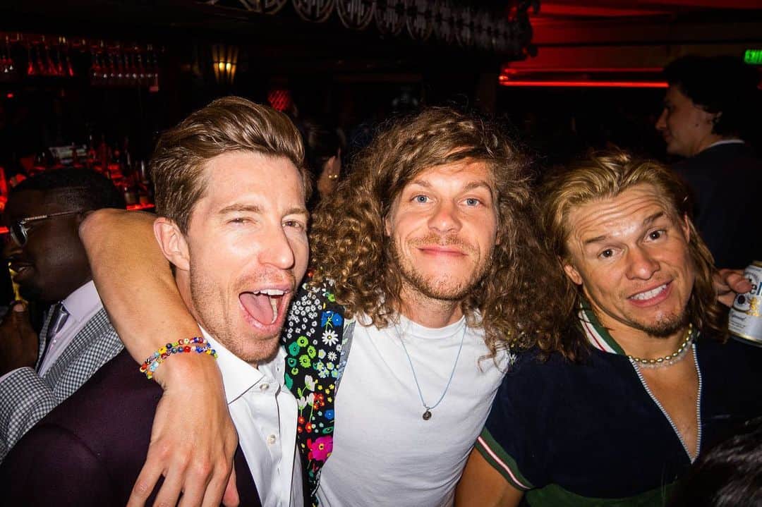 ショーン・ホワイトさんのインスタグラム写真 - (ショーン・ホワイトInstagram)「Crazy night for the @netflix #TheOutLaws movie premiere!!! I’m still laughing my ass off😂!! 📷 @atibaphoto」6月28日 4時38分 - shaunwhite