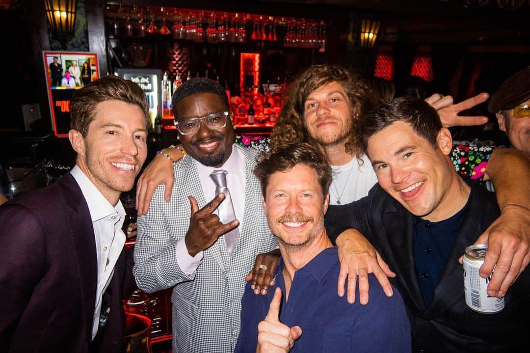 ショーン・ホワイトさんのインスタグラム写真 - (ショーン・ホワイトInstagram)「Crazy night for the @netflix #TheOutLaws movie premiere!!! I’m still laughing my ass off😂!! 📷 @atibaphoto」6月28日 4時38分 - shaunwhite