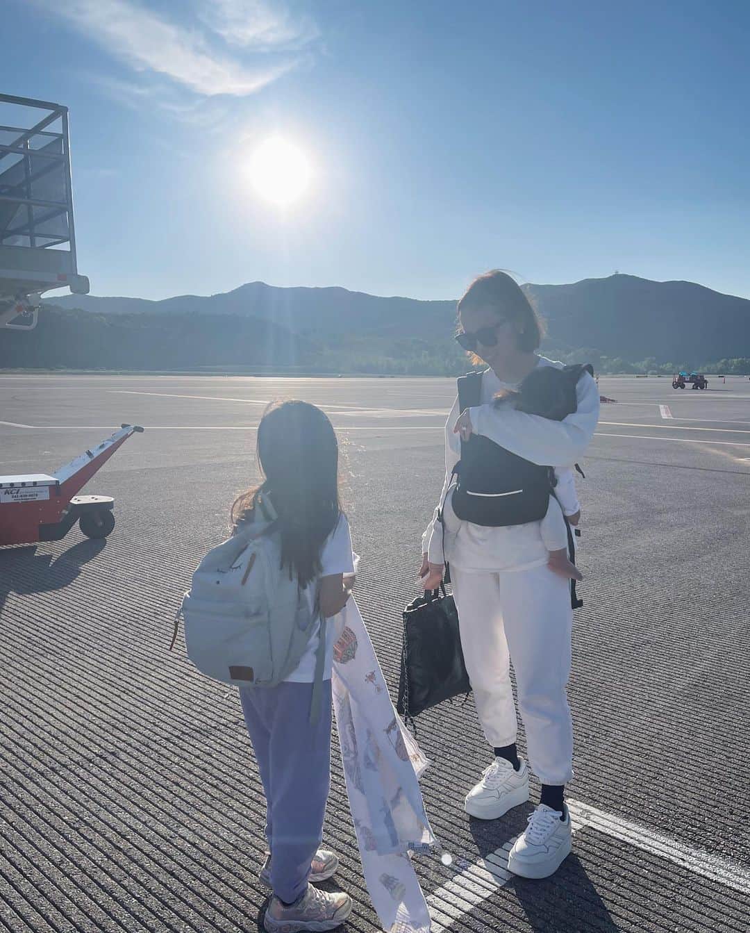 翁安芸のインスタグラム：「TOKYO✈︎LA✈︎ASPEN  色々とハプニングありながらも無事コロラド州アスペンに着きました！  ロッジくらいの大きさの小さなアスペン空港🐻  隣接しているプライベートジェット専用の空港には、今回もずらりとカッコいいジェットが停まってました🛩️✨  一歳になる次女のフライトの心配がありましたが、機内でもよく寝てくれて、ご機嫌であるもので色々と遊んでくれていました💓   長女はiPadにダウンロードした動画をここぞとばかりに満喫し、食事して、眠くなったら寝るという感じで充実した機内時間を過ごしていました🩷  それでも大移動、常に気を張っているので、疲れました🤪🤍  #herewecome #aspen #アスペン #summer2023」