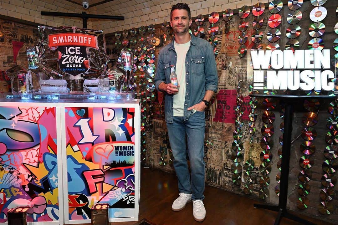 ジェームズ・ラファティのインスタグラム：「#Ad jeans may fade but classics never do. Had a ball with @smirnoff ICE, enjoying some tunes and supporting @womeninmusic. Cheers! 🧊」
