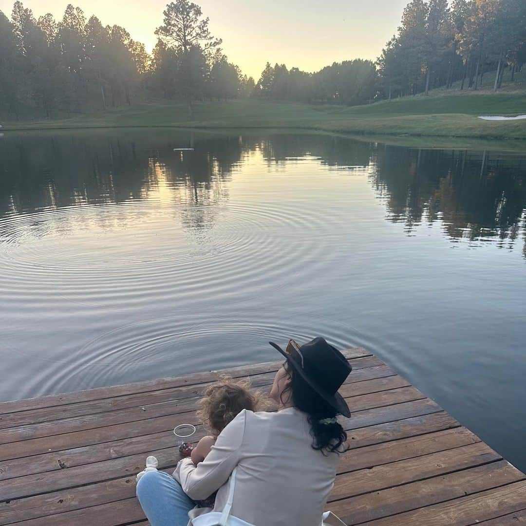 ジェシカ・ゾアさんのインスタグラム写真 - (ジェシカ・ゾアInstagram)「We were taking an afternoon cruise … stoping and looking for random flowers, setting the 10 second timer on the phone to take photos, guessing what animal  would live by certain trees, played duck duck goose… just the 4 of us in nature:) and I gotta tell you… nothing is better than that with people you love. Making up silly things and laughing - find people you can do random easy stuff with that will leave memories in your heart forever.  We then went home and Brad beat us in twister and I’m still not over it…Okay bye」6月28日 4時45分 - jessicaszohr