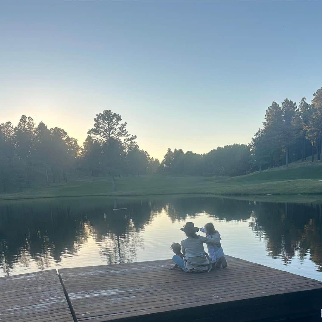 ジェシカ・ゾアさんのインスタグラム写真 - (ジェシカ・ゾアInstagram)「We were taking an afternoon cruise … stoping and looking for random flowers, setting the 10 second timer on the phone to take photos, guessing what animal  would live by certain trees, played duck duck goose… just the 4 of us in nature:) and I gotta tell you… nothing is better than that with people you love. Making up silly things and laughing - find people you can do random easy stuff with that will leave memories in your heart forever.  We then went home and Brad beat us in twister and I’m still not over it…Okay bye」6月28日 4時45分 - jessicaszohr