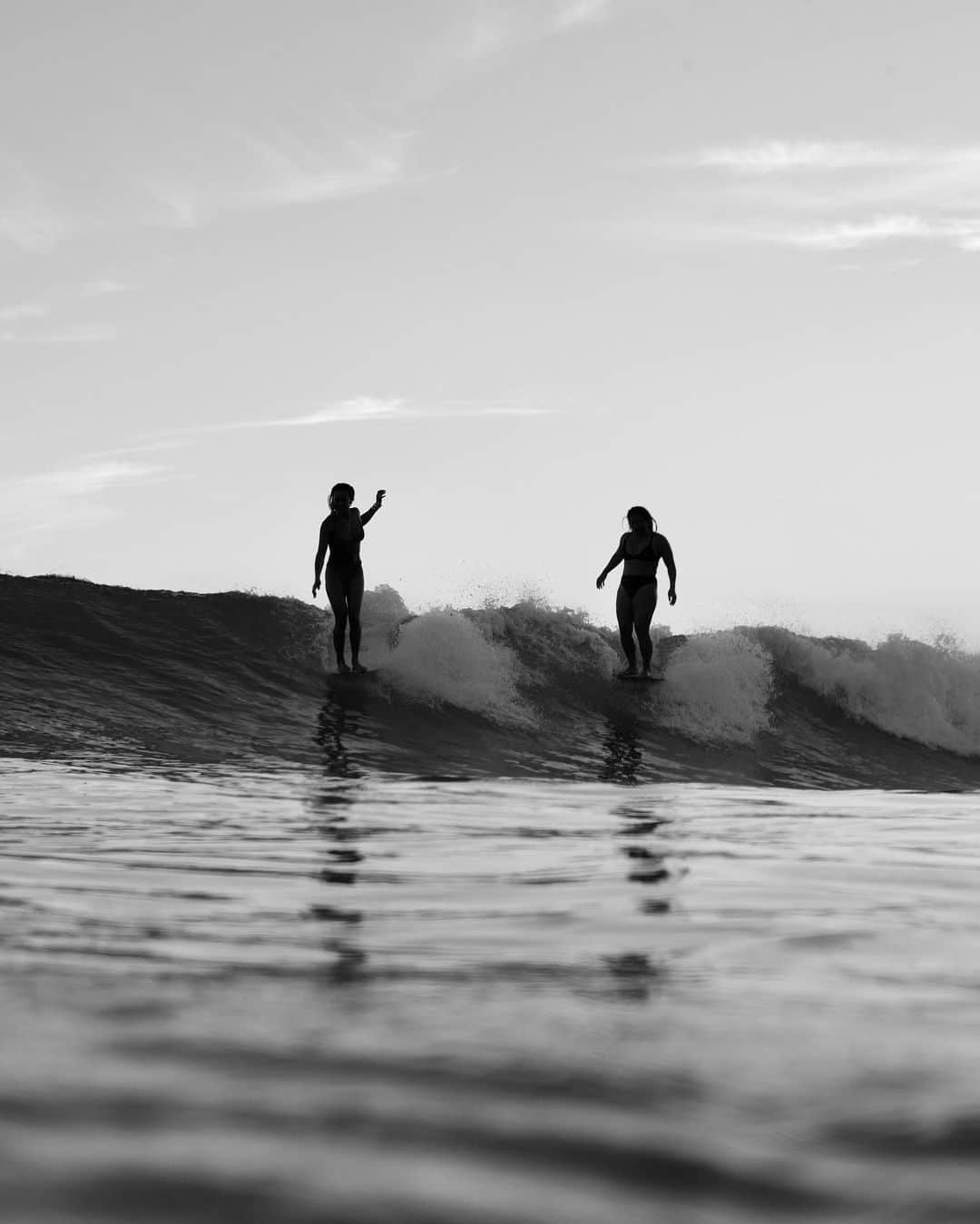 ケリア・モニーツのインスタグラム：「Since forever ! Thank you @roxy for letting us carry out our dreams of surfing together @aunty_megzzz」