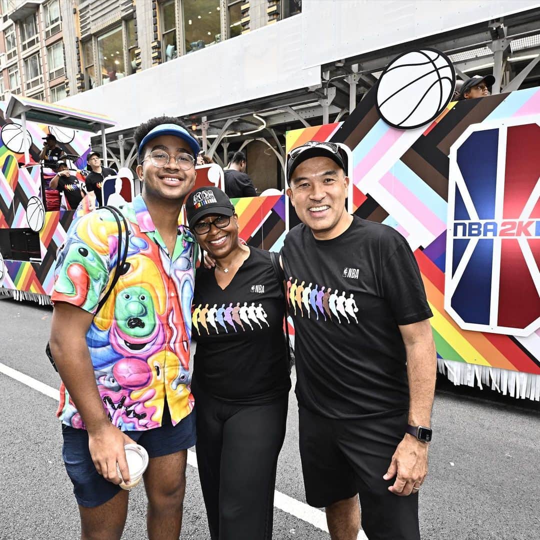 NBAさんのインスタグラム写真 - (NBAInstagram)「This weekend, our entire @nba @wnba @nbagleague & @nba2kleague family celebrated #NYCPride2023 🏀🏳️‍🌈」6月28日 4時50分 - nba