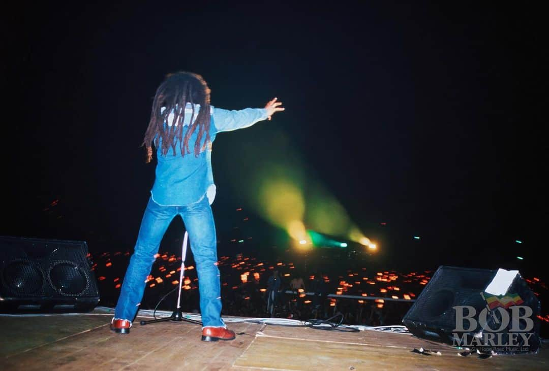 ボブ・マーリーさんのインスタグラム写真 - (ボブ・マーリーInstagram)「Today in 1980, Bob Marley played Italy’s largest concert ever, with an estimated 110,000 people in attendance at Milan’s Stadio San Siro on June 27th during the Uprising Tour! #todayinbobslife #bobmarley  📷 by #LynnGoldsmith ©️ Fifty-Six Hope Road Music Ltd.」6月28日 4時52分 - bobmarley