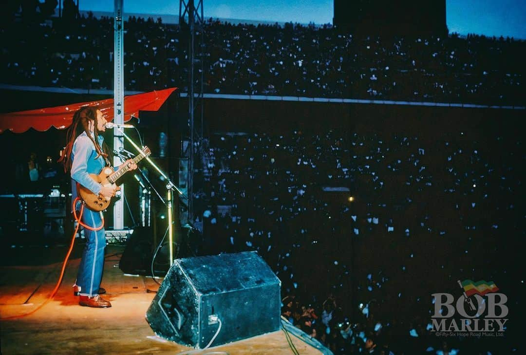 ボブ・マーリーさんのインスタグラム写真 - (ボブ・マーリーInstagram)「Today in 1980, Bob Marley played Italy’s largest concert ever, with an estimated 110,000 people in attendance at Milan’s Stadio San Siro on June 27th during the Uprising Tour! #todayinbobslife #bobmarley  📷 by #LynnGoldsmith ©️ Fifty-Six Hope Road Music Ltd.」6月28日 4時52分 - bobmarley