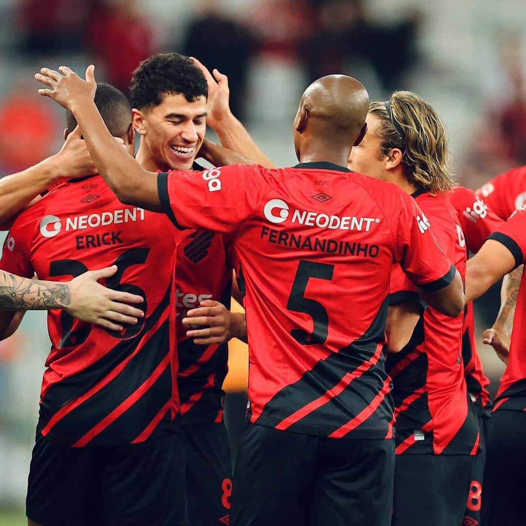 フェルナンジーニョのインスタグラム：「Encerrando a fase de grupos da melhor maneira possível. 🙌🏾 Três pontos em casa e o primeiro lugar  na tabela. Segue o trabalho que ainda há muito por vir. 💪🏾🙏🏾🌪️🌪️」