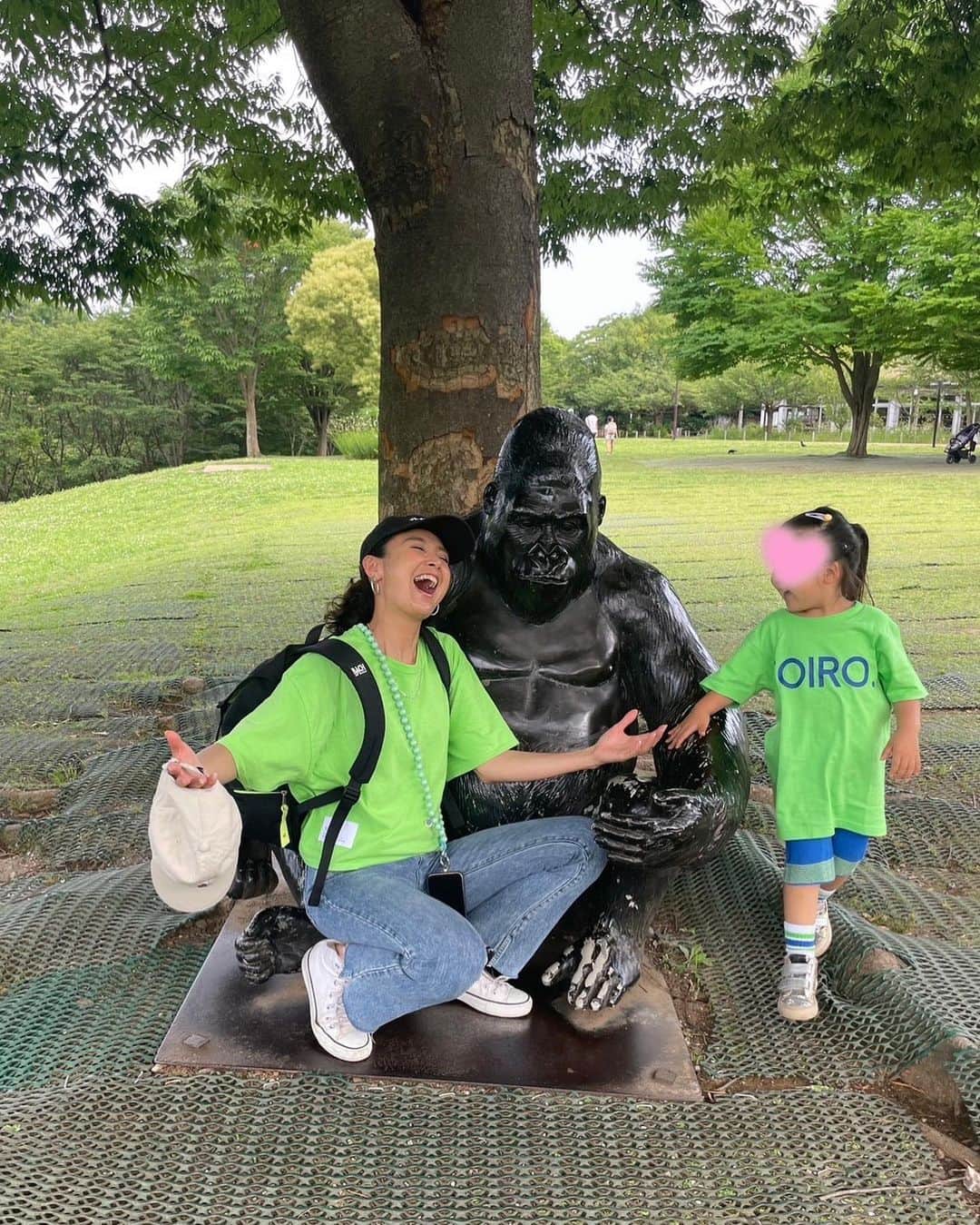 白石みきさんのインスタグラム写真 - (白石みきInstagram)「先日、娘のお気に入り動物園 ズーラシアへ！  写真は、、 ここはズーラシア？てなゴリラの銅像前での母さんの寸劇？🤣  こんな母さんにも付き合ってくれる優しい娘です🥹🤣  #ズーラシア  #横浜  #ゴリラ  #Tシャツお揃い♡ #親子コーデ」6月28日 10時25分 - miki_shiraishi1115