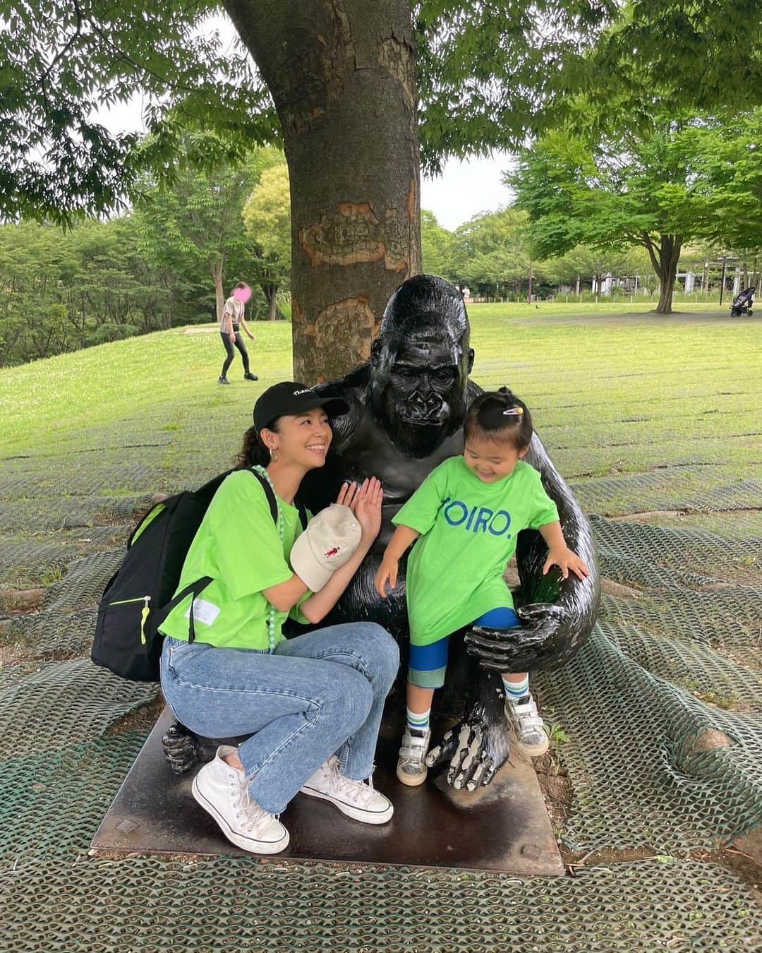 白石みきさんのインスタグラム写真 - (白石みきInstagram)「先日、娘のお気に入り動物園 ズーラシアへ！  写真は、、 ここはズーラシア？てなゴリラの銅像前での母さんの寸劇？🤣  こんな母さんにも付き合ってくれる優しい娘です🥹🤣  #ズーラシア  #横浜  #ゴリラ  #Tシャツお揃い♡ #親子コーデ」6月28日 10時25分 - miki_shiraishi1115