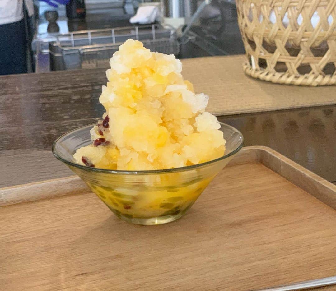 原田麻子さんのインスタグラム写真 - (原田麻子Instagram)「すいかとささげ豆  ゆいさんのこの、ボウルで氷とすいかをかるく混ぜて詰んでいくスタイル、 とても好きです すいかだから引き立つ味わい 金色羅王の黄金色も綺麗。  #かき氷#かき氷🍧#おやつ#ごはん#sweets#shaveice#東京かき氷」6月28日 10時25分 - achakoko