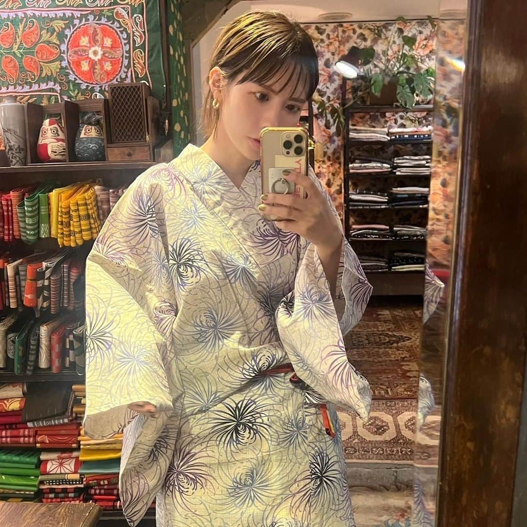 古賀美紀のインスタグラム：「@kimonohazuki77  浴衣みにいきました🎆 この浴衣可愛かったけど 一目惚れした浴衣があったので そちらを購入しました🌿 花火大会楽しみだな☺️✨」