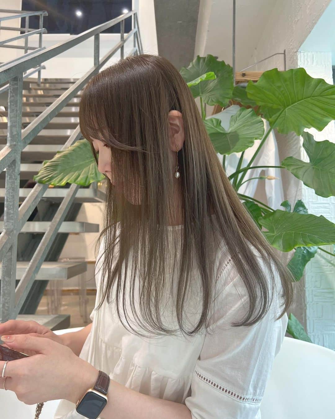 古賀美紀のインスタグラム：「#ブリーチなし でできる  「 #オリーブベージュ ❤︎」  暗いカラーをしていて明るくしたい方、色ムラがある方 地毛からの初カラーのお客様はダブルケアカラー  選択お願いします♡ 当日ベースを見てダブルケアカラー が 必要のないベースですと一回のカラーに メニュー変更可能です✨  ※top stylist指名料＋500 ※学割10%off  オススメ———————————— "プレミアムケアカラー"【毛髪強化剤】 ↪︎切れ毛枝毛を防ぎダメージ98％cut！ 高い染着力とカラーの持続性UP◎ 特別なコーティングをしてくれるトリートメント付き♡ ツヤツヤでサラサラな手触りになります＊ ———————————————  "set menu" "シャンプーブロー¥2700込み" 〜はレングス料金含む  ♡前髪カット＋ケアカラー ¥14,000~  【顔周り後れ毛cut＋¥500】  ♡前髪カット＋プレミアムケアカラー　¥16,200~ 【顔周り後れ毛cut＋¥500】  ♡カット＋ケアカラー ¥16100~  ♡カット＋プレミアムケアカラー¥18300~  ♡カット＋ダブルケアカラー ¥25300~  ♡ケアカラー＋トリートメント　¥18400~  ♡プレミアムケアカラー＋トリートメント　¥20600~  ♡前髪カット＋ケアカラー＋トリートメント¥20500~ 【顔周り後れ毛cut＋¥500】  ♡前髪カット＋プレミアムケアカラー＋トリートメント　¥22700~ 【顔周り後れ毛cut＋¥500】  ♡カット＋ケアカラー＋トリートメント　¥22600~  ♡カット＋プレミアムケアカラー＋トリートメント　¥24800~  ♡前髪カット＋ダブルケアカラー¥23200~ 【顔周り後れ毛cut＋¥500】  ♡カット＋ダブルケアカラー ¥25300~  ♡ダブルケアカラー ＋トリートメント ¥27600  #ブリーチ無し #オリーブグレージュ  #オリーブカラー  #アッシュグレージュ  #アッシュグレー  #シースルーバング  #おくれ毛カット」