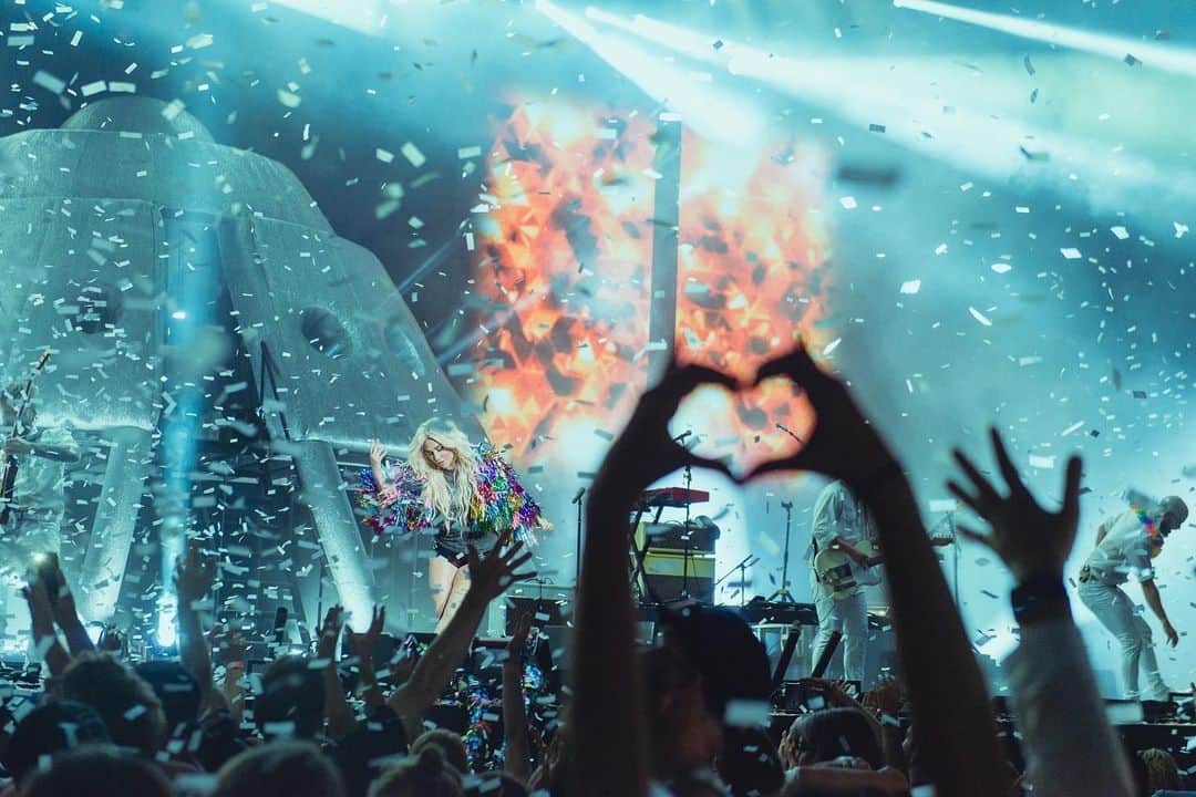 のインスタグラム：「I am humbled and in awe of the support and love y’all have given me.  You have held me and carried me through the past 9 years.  I am so full of light and excitement for the beautiful things to come, for shows to play, and art to make to share with you all.   Animals, "I don’t need much but there’s one thing I can’t lose. All I need is you”  ❤️」