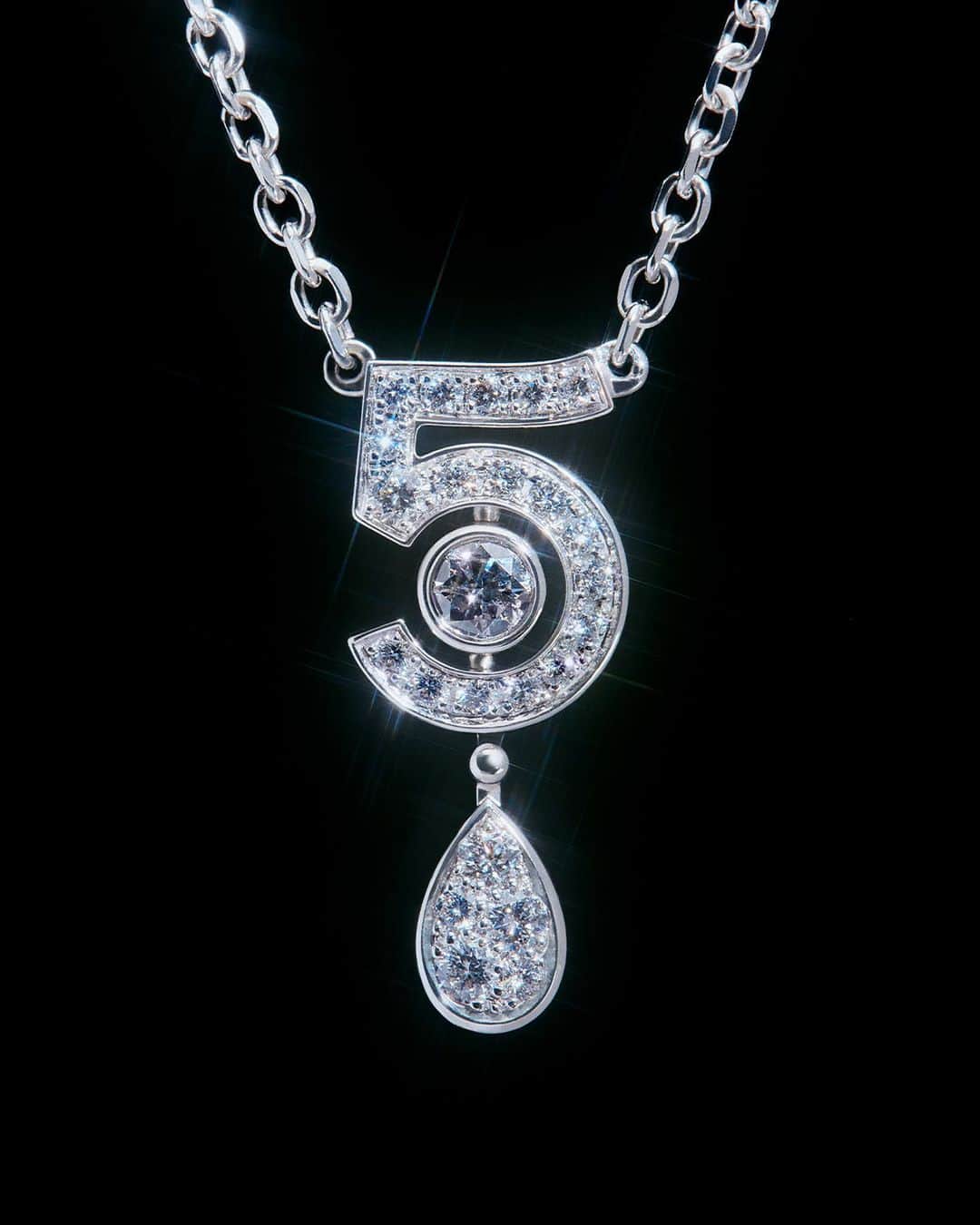 シャネルさんのインスタグラム写真 - (シャネルInstagram)「N°5 Fine Jewelry Collection.  The CHANEL Fine Jewelry Creation Studio has paired BEIGE GOLD or white gold with diamonds to trace the shape of a 5, Gabrielle Chanel’s favorite number, in an exceptional Fine Jewelry collection. All the audacity and spirit of the House, captured in a precious lucky charm.  Discover the collection. Link in bio  @rebeccalongendyke   #N5Collection #CHANELFineJewelry」6月28日 5時07分 - chanelofficial