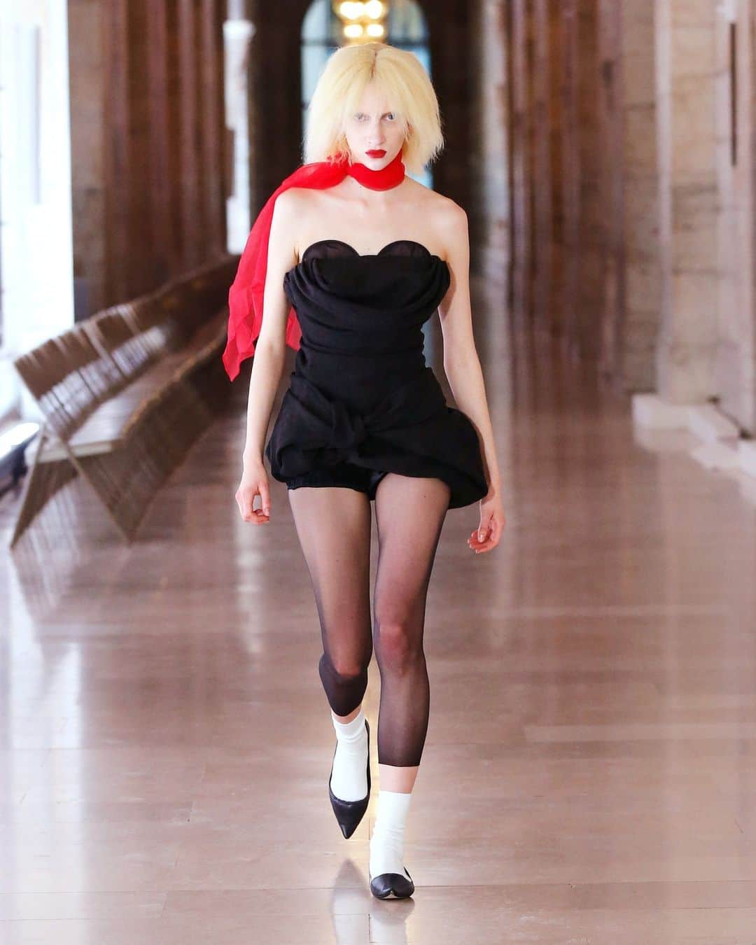 のインスタグラム：「Marc Jacobs held an unusually abbreviated fashion show at the New York Public Library on Monday that was just three minutes long. “That’s one way to redefine fast fashion,” writes The New York Times’s chief fashion critic, @vvfriedman.  It took just thirty seconds for the models — 29 of them — to march in one direction. Another 30 seconds for them to gather themselves again backstage. Thirty more seconds to march out again in the other direction. And then a minute or so at the beginning and end for people to realize what had just gone on.  The speedy show was a meditation on the abbreviated attention span generated by our digital lives and the looming future of A.I. (The designer’s show notes were written by ChatGPT.) It was a pointed commentary on just how quickly we consume imagery and ideas now that half of our brain is always caught in the endless scroll: Most of the audience hadn’t even had time to get out their phones before the whole thing was over.  Tap the link in our bio to read the full review. Photos via @marcjacobs」