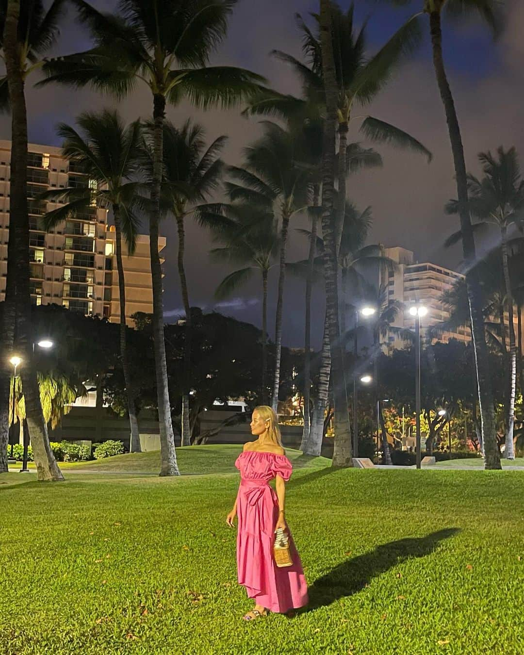 工藤万季さんのインスタグラム写真 - (工藤万季Instagram)「Hawaii🌺と @bijuly_official の旅💎✨  お洋服が可愛いと 旅の楽しさ倍増するね✈️🇺🇸✨✨  @bijuly_official は素材にとことんこだわっていて ハイブランドで取り扱いされるほどのもの。  これほどまでにデザインにこっていて これが3万台にで手に入るってない💖  ꙳꙳꙳꙳꙳꙳꙳꙳꙳꙳꙳꙳꙳꙳꙳꙳꙳꙳꙳꙳꙳꙳꙳꙳꙳꙳꙳꙳꙳꙳꙳꙳꙳꙳꙳꙳ ⁡ ＼魅力開花すると全て夢は叶う／ ⁡ 【魅力を3ヶ月で開花する方法】 無料講座プレゼント💖 ⁡ さらに あなたの"魅力度"診断できます🙈✨ ⁡ さらに 毎日リッチカードが引ける。 それを引くと・・・㊙️💖💖💖 ⁡ 🎁プレゼントの受け取り方法 所要時間3秒 @makikudoooプロフィール欄の URLをクリックするのみ ⁡ ⁡ ▸ キャッシング生活から iPhoneひとつで年商1億の女社長へ ⁡ 健康美、お金、人間関係 全てを理想通りにしてきた💖 ⁡ 人の魅力を惹き出す 不思議能力の持ち主💖 ⁡ 普通なんてやめちまえ！ ありのままに人生はデザインできる💖 @makikudooo ⁡ ⁡ ꙳꙳꙳꙳꙳꙳꙳꙳꙳꙳꙳꙳꙳꙳꙳꙳꙳꙳꙳꙳꙳꙳꙳꙳꙳꙳꙳꙳꙳꙳꙳꙳꙳꙳꙳꙳  #アラフォーママ #アラフォーファッション #25ans#オフショルワンピ#ピンクワンピース #上質な暮らし」6月28日 5時25分 - makikudooo