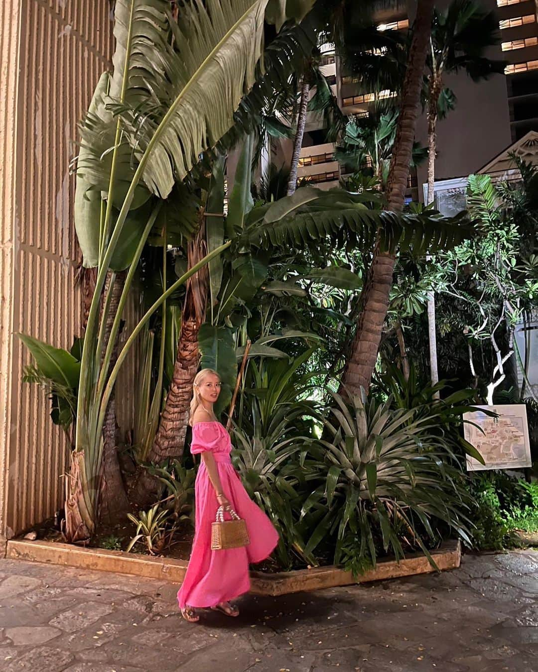 工藤万季さんのインスタグラム写真 - (工藤万季Instagram)「Hawaii🌺と @bijuly_official の旅💎✨  お洋服が可愛いと 旅の楽しさ倍増するね✈️🇺🇸✨✨  @bijuly_official は素材にとことんこだわっていて ハイブランドで取り扱いされるほどのもの。  これほどまでにデザインにこっていて これが3万台にで手に入るってない💖  ꙳꙳꙳꙳꙳꙳꙳꙳꙳꙳꙳꙳꙳꙳꙳꙳꙳꙳꙳꙳꙳꙳꙳꙳꙳꙳꙳꙳꙳꙳꙳꙳꙳꙳꙳꙳ ⁡ ＼魅力開花すると全て夢は叶う／ ⁡ 【魅力を3ヶ月で開花する方法】 無料講座プレゼント💖 ⁡ さらに あなたの"魅力度"診断できます🙈✨ ⁡ さらに 毎日リッチカードが引ける。 それを引くと・・・㊙️💖💖💖 ⁡ 🎁プレゼントの受け取り方法 所要時間3秒 @makikudoooプロフィール欄の URLをクリックするのみ ⁡ ⁡ ▸ キャッシング生活から iPhoneひとつで年商1億の女社長へ ⁡ 健康美、お金、人間関係 全てを理想通りにしてきた💖 ⁡ 人の魅力を惹き出す 不思議能力の持ち主💖 ⁡ 普通なんてやめちまえ！ ありのままに人生はデザインできる💖 @makikudooo ⁡ ⁡ ꙳꙳꙳꙳꙳꙳꙳꙳꙳꙳꙳꙳꙳꙳꙳꙳꙳꙳꙳꙳꙳꙳꙳꙳꙳꙳꙳꙳꙳꙳꙳꙳꙳꙳꙳꙳  #アラフォーママ #アラフォーファッション #25ans#オフショルワンピ#ピンクワンピース #上質な暮らし」6月28日 5時25分 - makikudooo