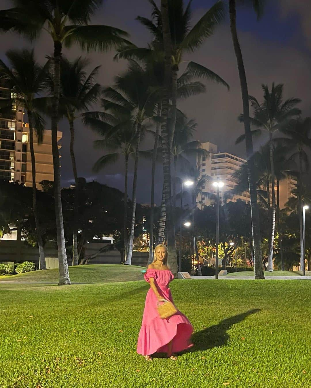 工藤万季さんのインスタグラム写真 - (工藤万季Instagram)「Hawaii🌺と @bijuly_official の旅💎✨  お洋服が可愛いと 旅の楽しさ倍増するね✈️🇺🇸✨✨  @bijuly_official は素材にとことんこだわっていて ハイブランドで取り扱いされるほどのもの。  これほどまでにデザインにこっていて これが3万台にで手に入るってない💖  ꙳꙳꙳꙳꙳꙳꙳꙳꙳꙳꙳꙳꙳꙳꙳꙳꙳꙳꙳꙳꙳꙳꙳꙳꙳꙳꙳꙳꙳꙳꙳꙳꙳꙳꙳꙳ ⁡ ＼魅力開花すると全て夢は叶う／ ⁡ 【魅力を3ヶ月で開花する方法】 無料講座プレゼント💖 ⁡ さらに あなたの"魅力度"診断できます🙈✨ ⁡ さらに 毎日リッチカードが引ける。 それを引くと・・・㊙️💖💖💖 ⁡ 🎁プレゼントの受け取り方法 所要時間3秒 @makikudoooプロフィール欄の URLをクリックするのみ ⁡ ⁡ ▸ キャッシング生活から iPhoneひとつで年商1億の女社長へ ⁡ 健康美、お金、人間関係 全てを理想通りにしてきた💖 ⁡ 人の魅力を惹き出す 不思議能力の持ち主💖 ⁡ 普通なんてやめちまえ！ ありのままに人生はデザインできる💖 @makikudooo ⁡ ⁡ ꙳꙳꙳꙳꙳꙳꙳꙳꙳꙳꙳꙳꙳꙳꙳꙳꙳꙳꙳꙳꙳꙳꙳꙳꙳꙳꙳꙳꙳꙳꙳꙳꙳꙳꙳꙳  #アラフォーママ #アラフォーファッション #25ans#オフショルワンピ#ピンクワンピース #上質な暮らし」6月28日 5時25分 - makikudooo