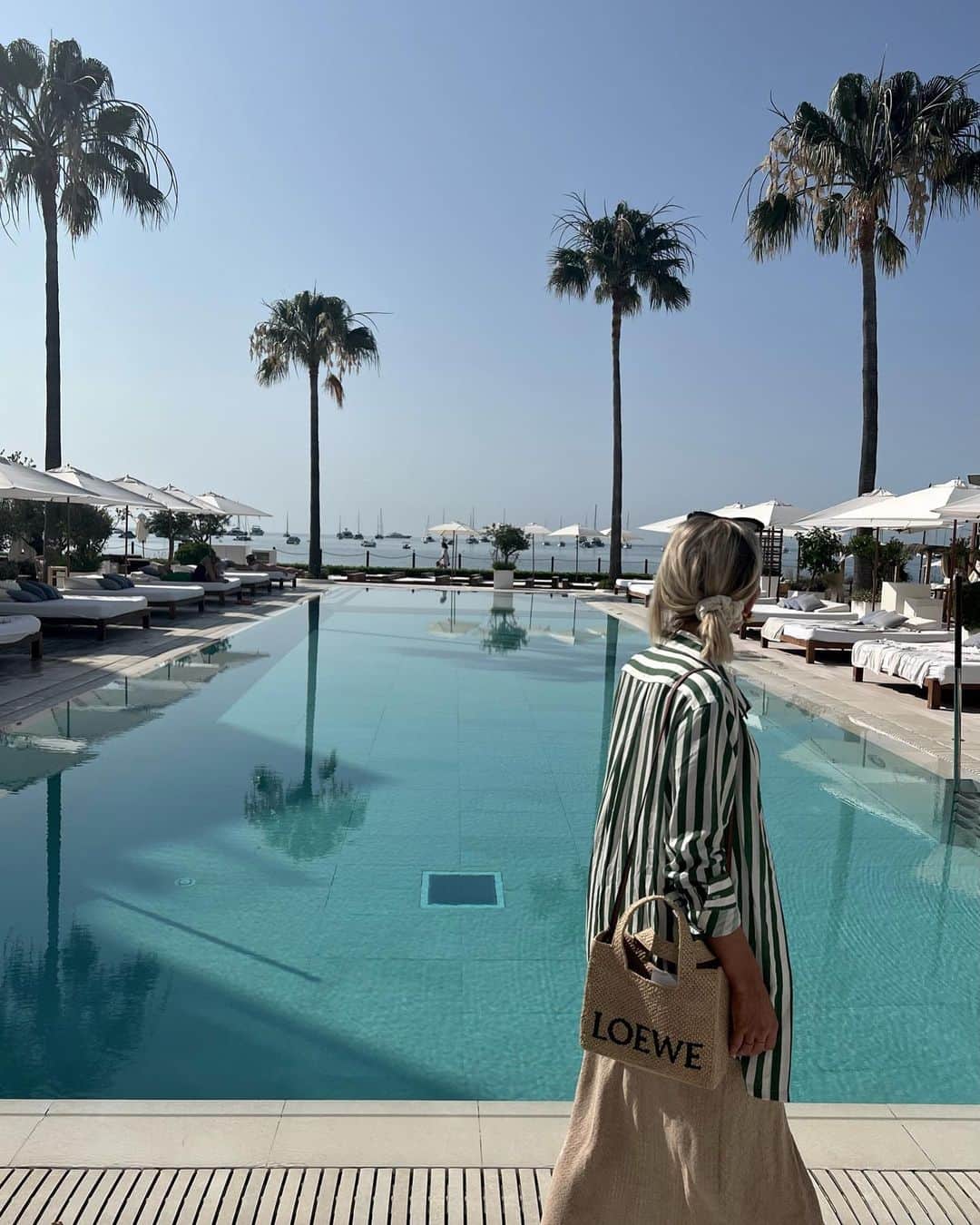 Mollie Kingのインスタグラム：「Stripes and sun loungers」