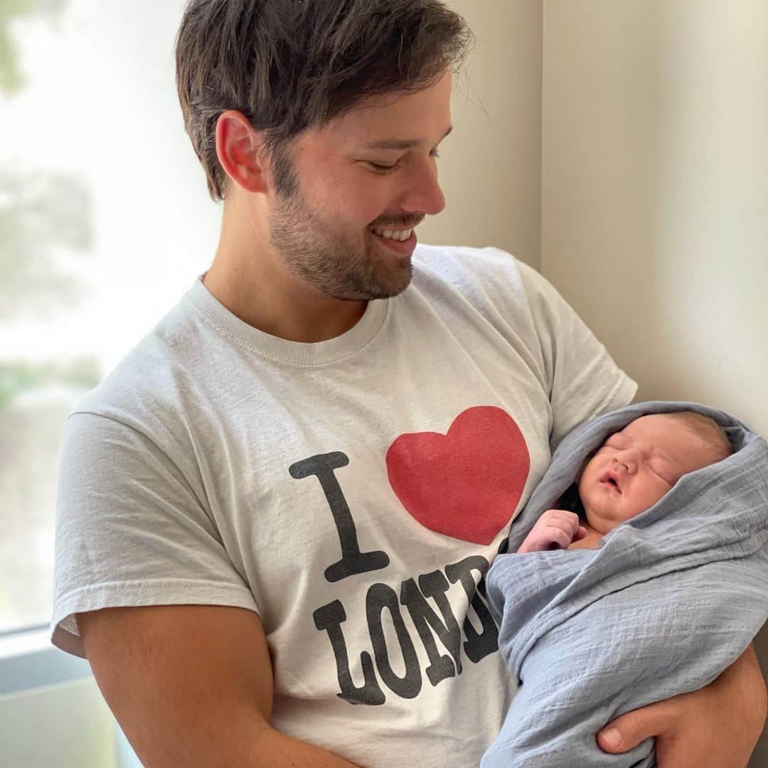 ネイサン・クレスのインスタグラム：「Rapid-fire life update! 1. We're having a baby! 👶 2. It's a boy! 👦 3. He's here! 🐣  Lincoln William Kress popped by last week but it's been too much fun around here to have time to talk about it. Little Link is AWESOME, my wife is an absolute champ as always, our girls are the Big Sis dynamic duo, and Penny is veeeeeery interested in the mesmerizing smells that emanate from this weird blob we brought home.  Onward to life as a family of 👋」