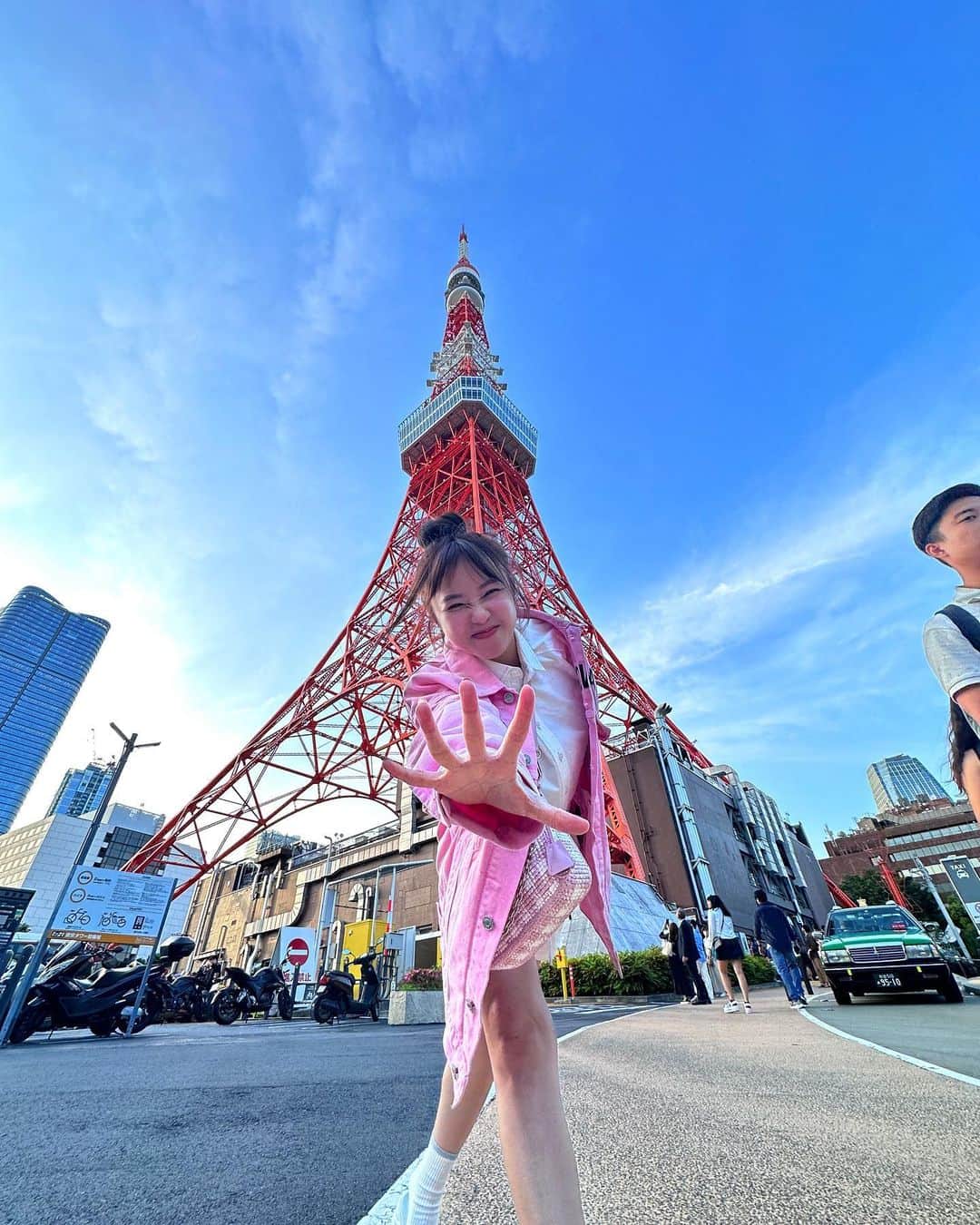 鄭茵聲のインスタグラム：「東京鐵塔🗼 之 我跟這位大哥合照半邊臉 也是個緣份」