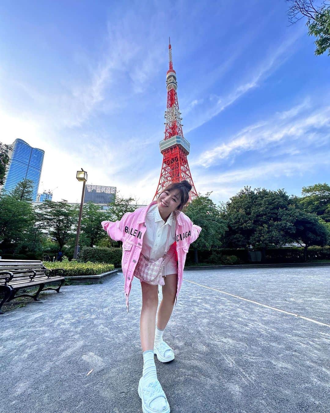 鄭茵聲さんのインスタグラム写真 - (鄭茵聲Instagram)「東京鐵塔🗼 之 我跟這位大哥合照半邊臉 也是個緣份」6月28日 5時44分 - ferrtsss