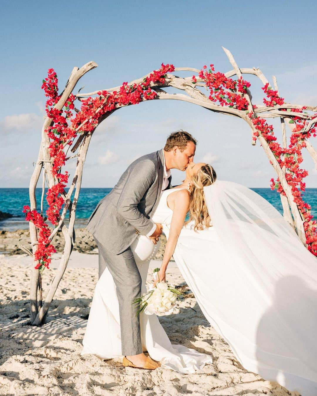 サシャ・カリスさんのインスタグラム写真 - (サシャ・カリスInstagram)「Had the most wonderful time celebrating Mr. & Mrs. Graff🤍 Highly recommend getting married in paradise 🤩🏝  Photos by the amazing @gabylrguez @bahamasphotographer #bahamasphotographer」6月28日 5時46分 - _bahamasgirl_