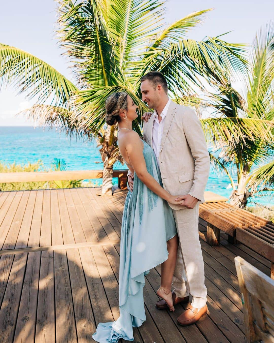 サシャ・カリスさんのインスタグラム写真 - (サシャ・カリスInstagram)「Had the most wonderful time celebrating Mr. & Mrs. Graff🤍 Highly recommend getting married in paradise 🤩🏝  Photos by the amazing @gabylrguez @bahamasphotographer #bahamasphotographer」6月28日 5時46分 - _bahamasgirl_