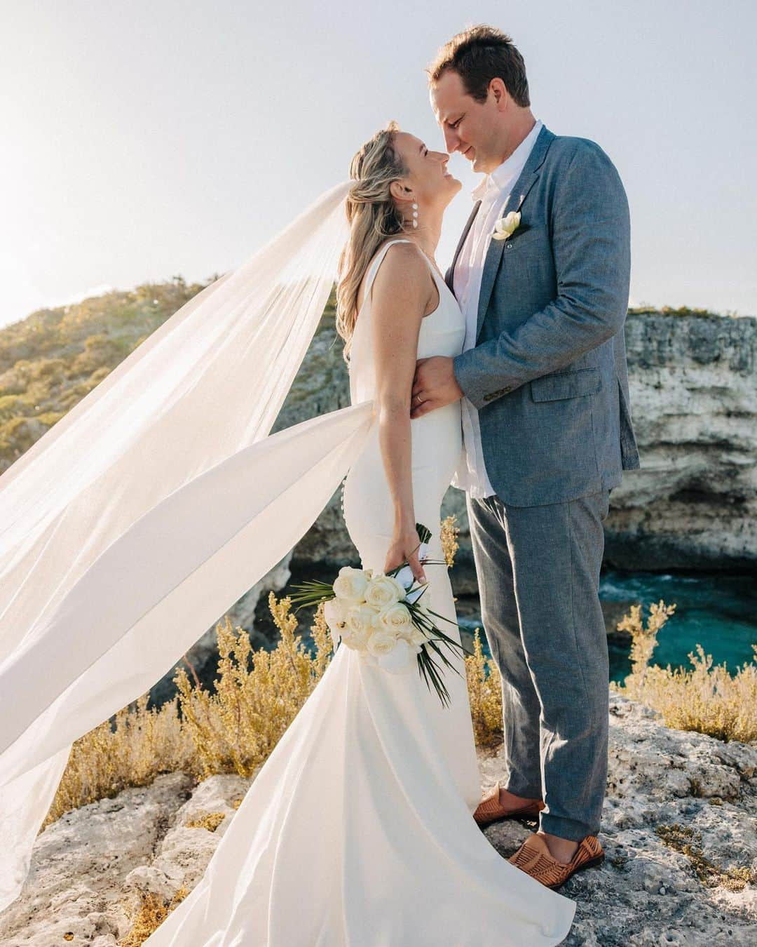 サシャ・カリスさんのインスタグラム写真 - (サシャ・カリスInstagram)「Had the most wonderful time celebrating Mr. & Mrs. Graff🤍 Highly recommend getting married in paradise 🤩🏝  Photos by the amazing @gabylrguez @bahamasphotographer #bahamasphotographer」6月28日 5時46分 - _bahamasgirl_