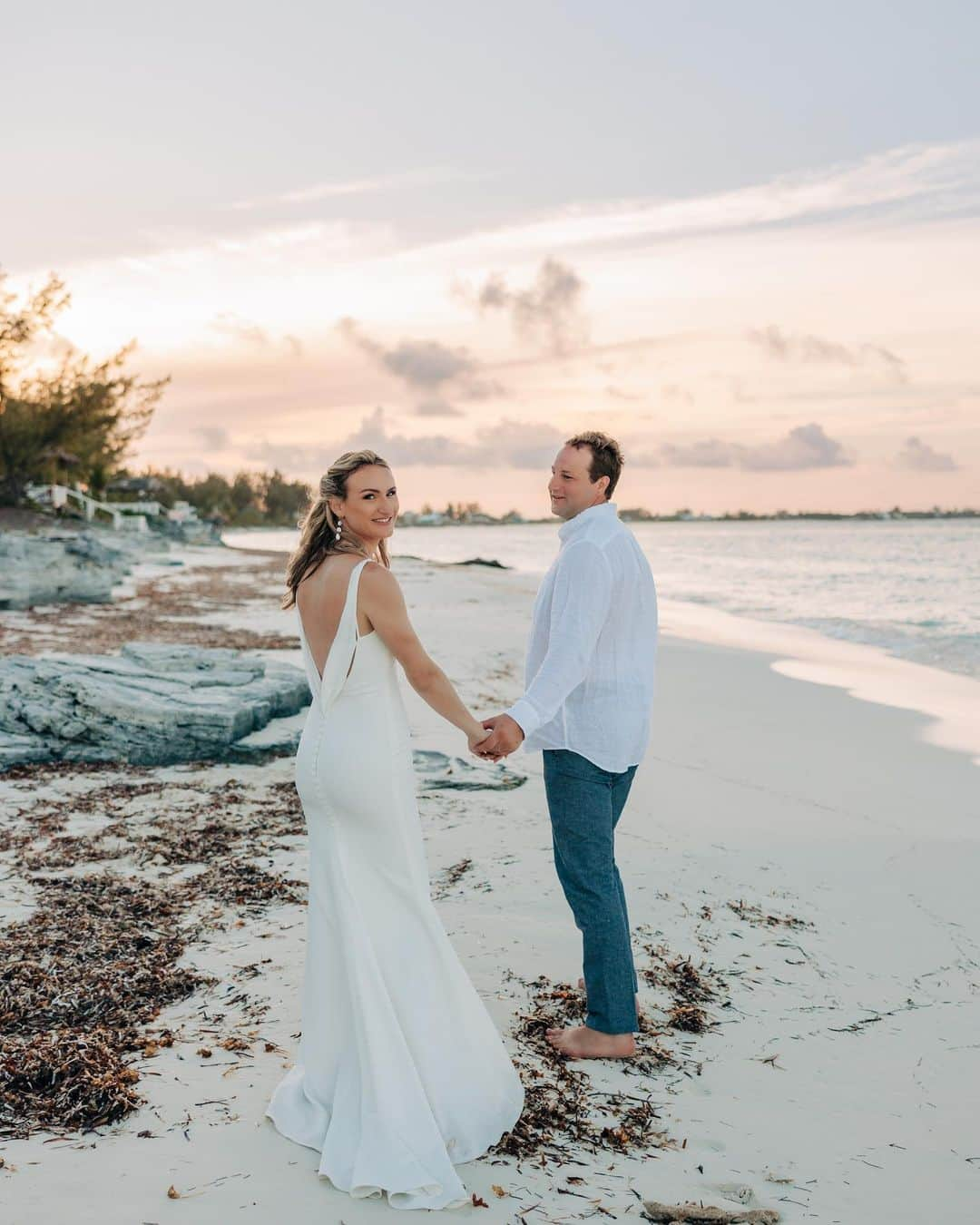 サシャ・カリスさんのインスタグラム写真 - (サシャ・カリスInstagram)「Had the most wonderful time celebrating Mr. & Mrs. Graff🤍 Highly recommend getting married in paradise 🤩🏝  Photos by the amazing @gabylrguez @bahamasphotographer #bahamasphotographer」6月28日 5時46分 - _bahamasgirl_