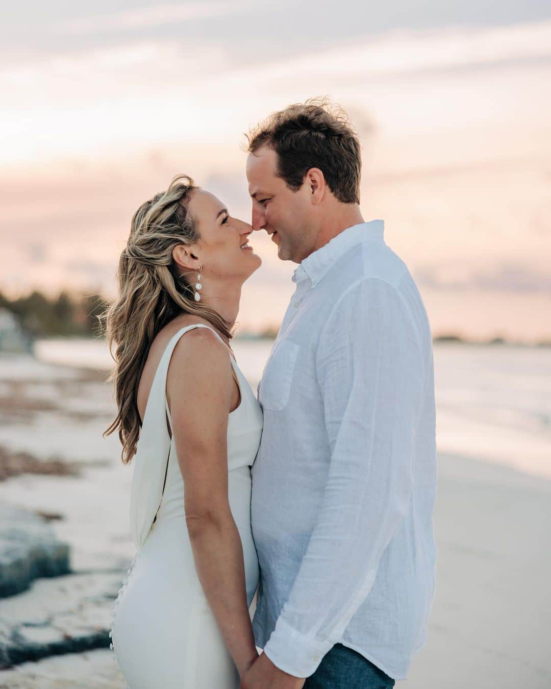 サシャ・カリスさんのインスタグラム写真 - (サシャ・カリスInstagram)「Had the most wonderful time celebrating Mr. & Mrs. Graff🤍 Highly recommend getting married in paradise 🤩🏝  Photos by the amazing @gabylrguez @bahamasphotographer #bahamasphotographer」6月28日 5時46分 - _bahamasgirl_