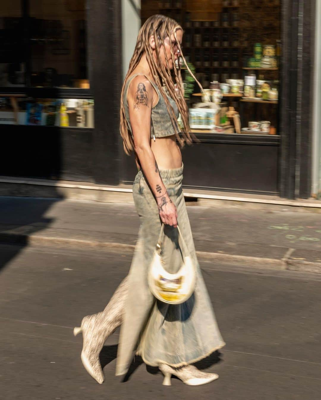 ジェニファー・グレースのインスタグラム：「Before @marineserre_official photographed by @benchatnoir 📸 wearing pieces from her fall ‘23 collection… and some edits from Paris Menswear spring ‘24 ❣️」