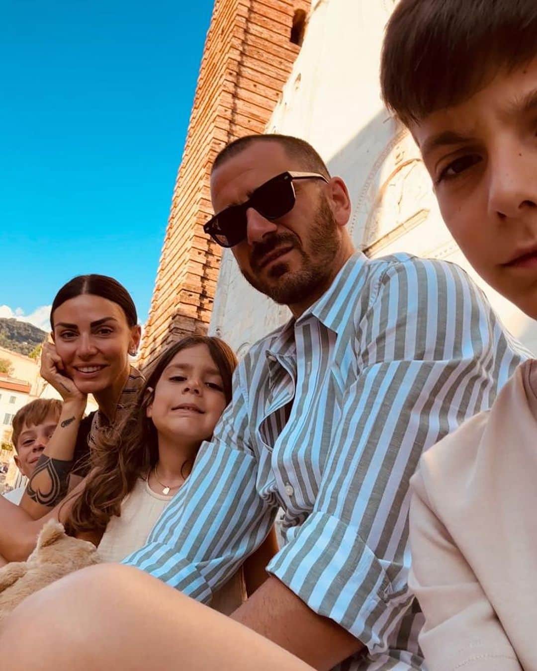 レオナルド・ボヌッチさんのインスタグラム写真 - (レオナルド・ボヌッチInstagram)「Family. ❤️🇮🇹 @martinazoev  #vacanze」6月28日 6時00分 - bonuccileo19