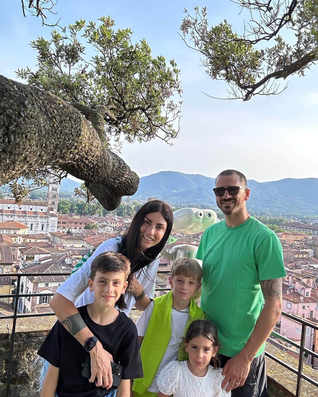 のインスタグラム：「Family. ❤️🇮🇹 @martinazoev  #vacanze」