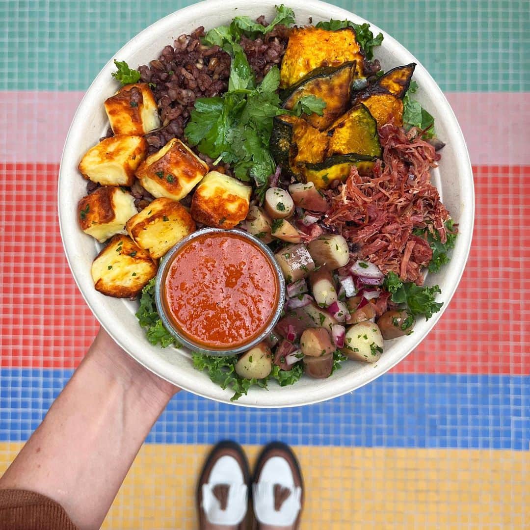 ELLE Brasilのインスタグラム：「O mês está chegando ao fim, mas ainda dá tempo de se deliciar com quitutes juninos. Alguns restaurantes que adoramos, como a startup de saladas e bowls @olga.ri_, a confeitaria @marilia_zylber_confeitaria, o @cuia_restaurante da chef Bel Coelho, a @merceariadoconde, a loja e café @marianafrancojunqueira e a sorveteria Davvero incorporaram milho, pinhão, paçoca e curau em suas receitas – e o resultado é surpreendente e delicioso.  Qual deles você comeria agora?」