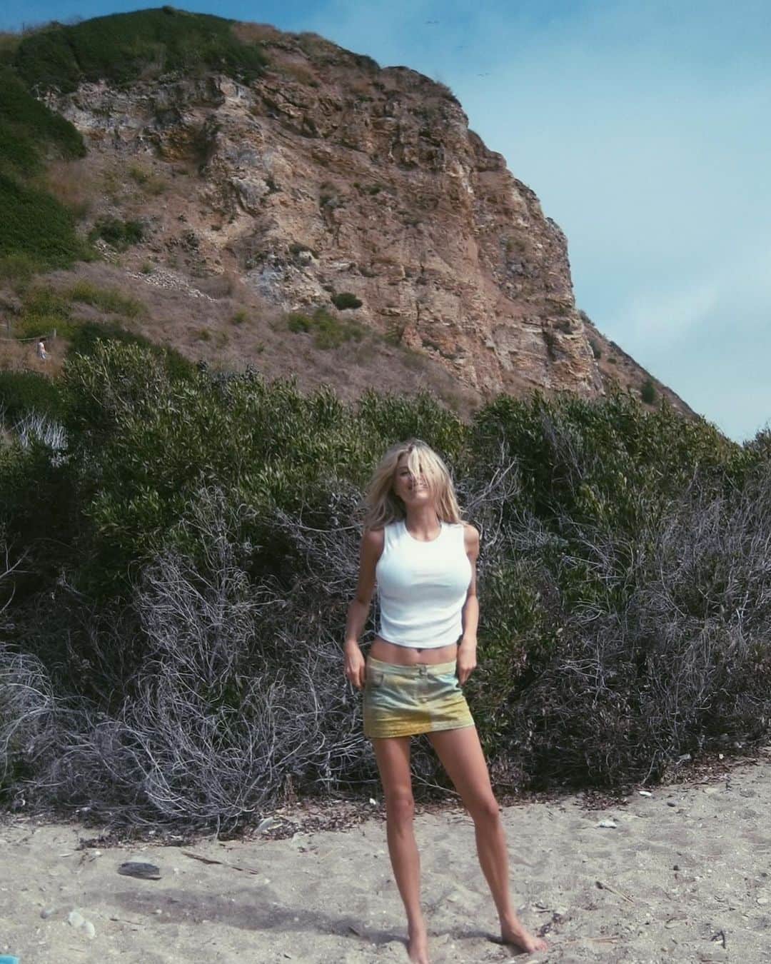 シャーロット・マッキニーのインスタグラム：「Life’s short…wear the bikini 👙」