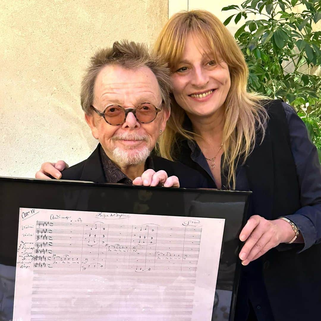 ASCAPのインスタグラム：「SACEM Chairman of the Board, Christine Lidon, presented a Verdi Copyright Registration to ASCAP President and Chairman of the Board Paul Williams in Paris yesterday. ☺️」