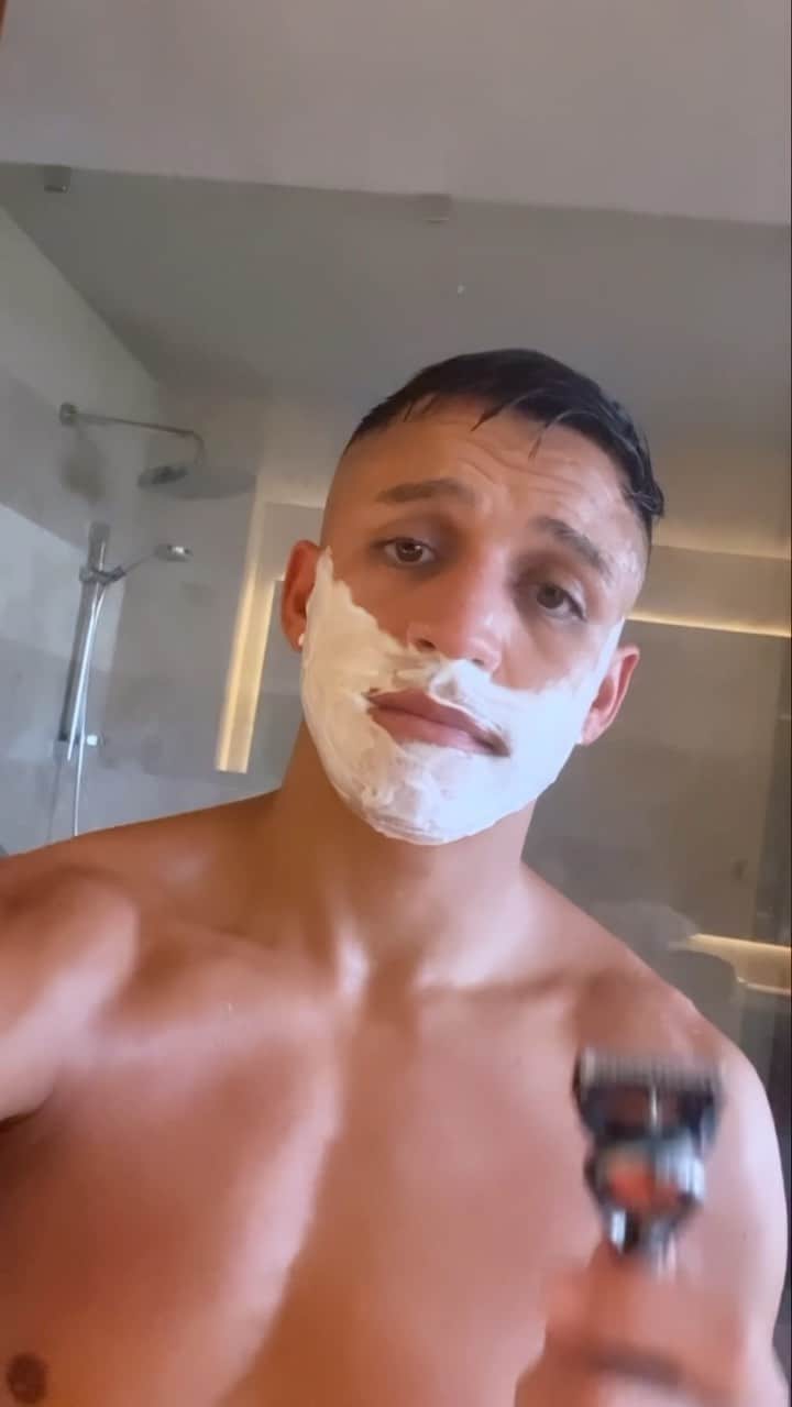 アレクシス・サンチェスのインスタグラム：「Bigote. 🥸. Mustache 🥸 😅 🤔」